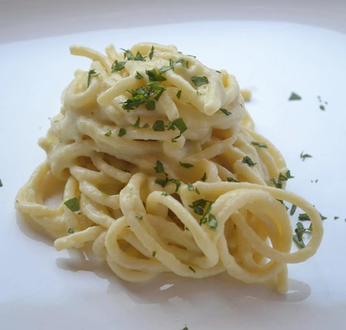 Spaghetti mit Parmesan - Sahnesauce