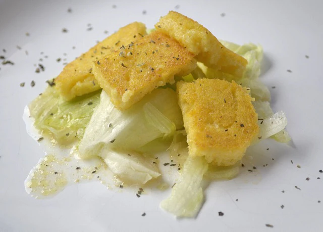 Gebratener Knoblauchpolenta auf Salat