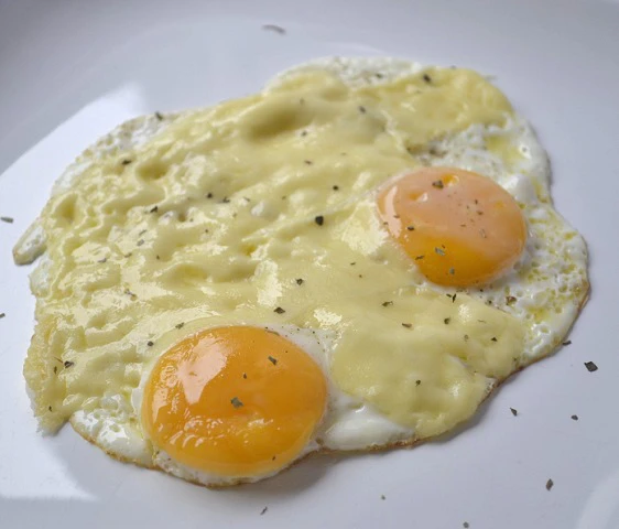 Spiegeleier mit Käse