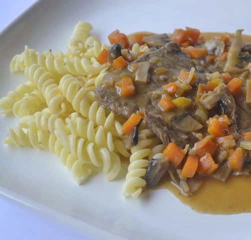 Zarte Saftschnitzel mit Nudel