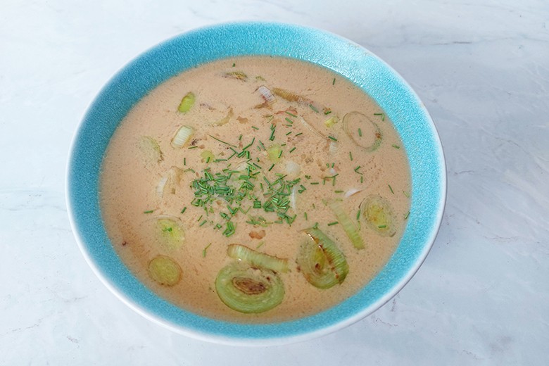 Curry-Lauch-Suppe mit Garnelen