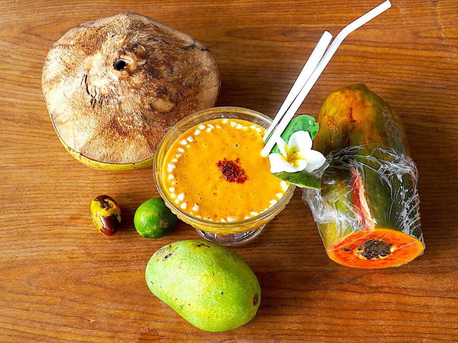 Exotischer Cocktail mit Sawo Mentega