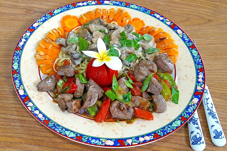 Rindfleisch und Nudeln mit Pilzen