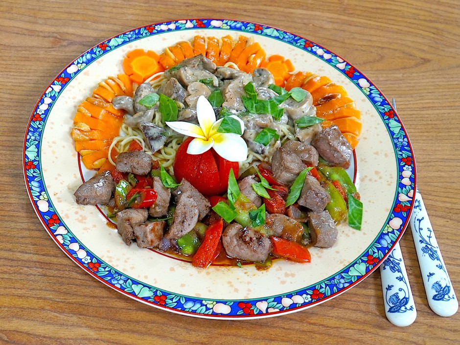 Rindfleisch und Nudeln mit Pilzen