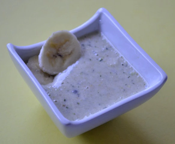Haferflockenbrei mit Bananen und Zucchini