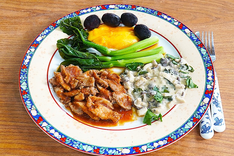 Superzarte Rindfleischstücke in pikanter Sauce mit Pilzen alla Aju