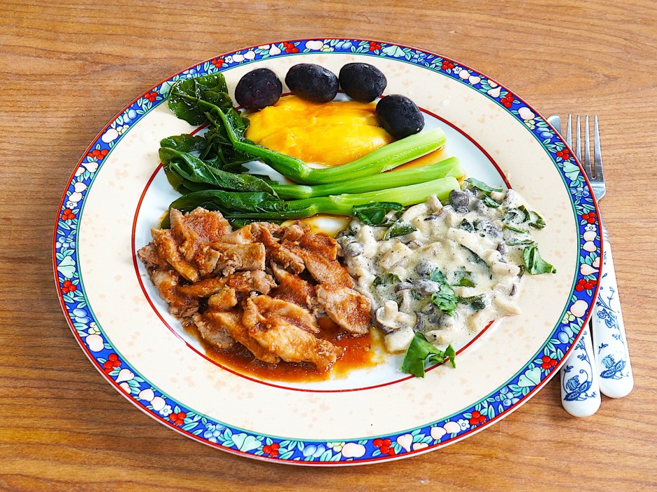 Superzarte Rindfleischstücke in pikanter Sauce mit Pilzen alla Aju