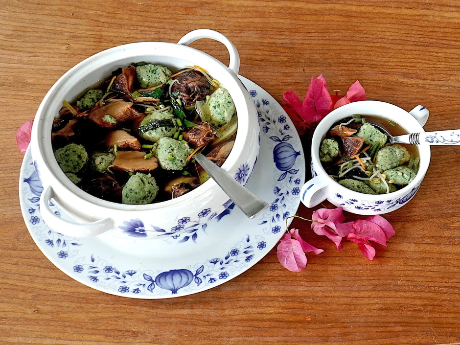 Smaragdb&auml;llchen-Suppe mit Pilzen