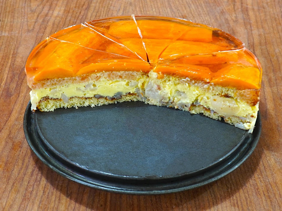 Mangotorte mit Rambutan
