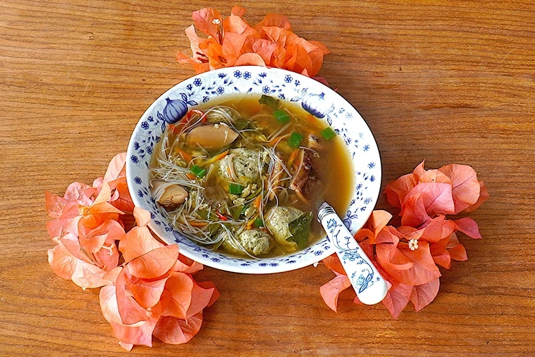 Glasnudelsuppe mit Smaragdbällchen und Pilzen