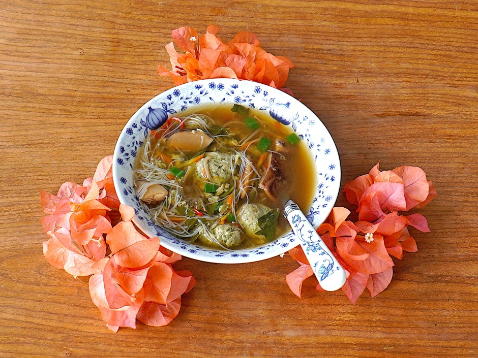 Glasnudelsuppe mit Smaragdb&auml;llchen und Pilzen