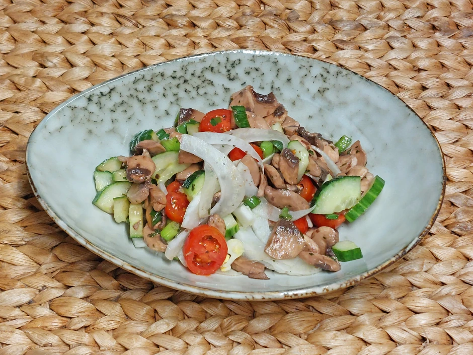 Roher Champignonsalat mit Gurke und Fenchel