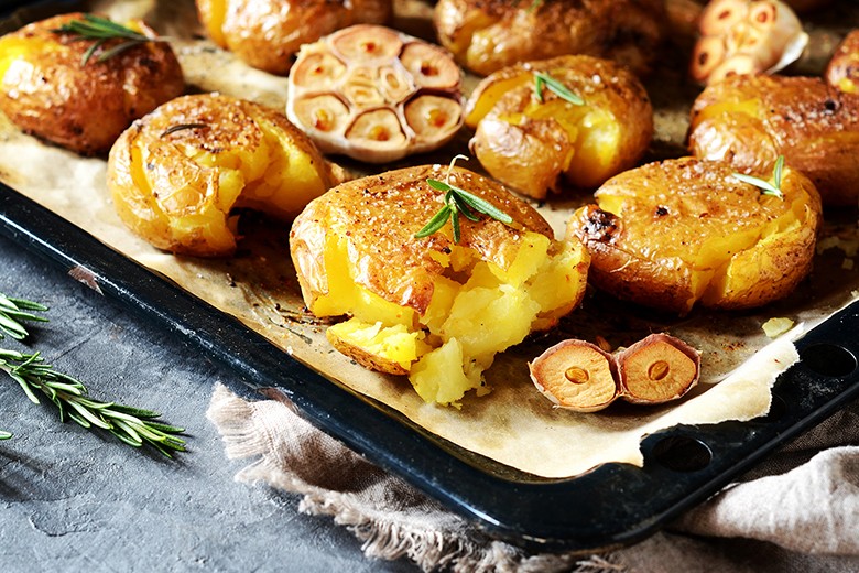 Smashed Potatoes mit Knoblauch und Rosmarin