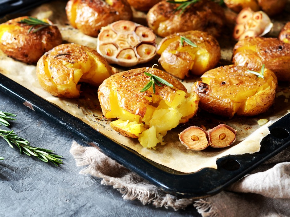 Smashed Potatoes mit Knoblauch und Rosmarin