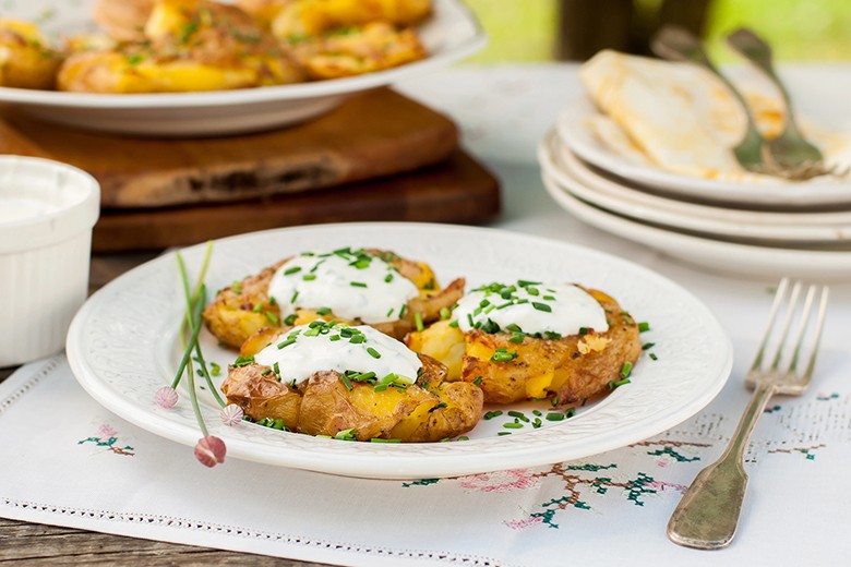 Smashed Potatoes mit Schnittlauch-Topfen-Dip