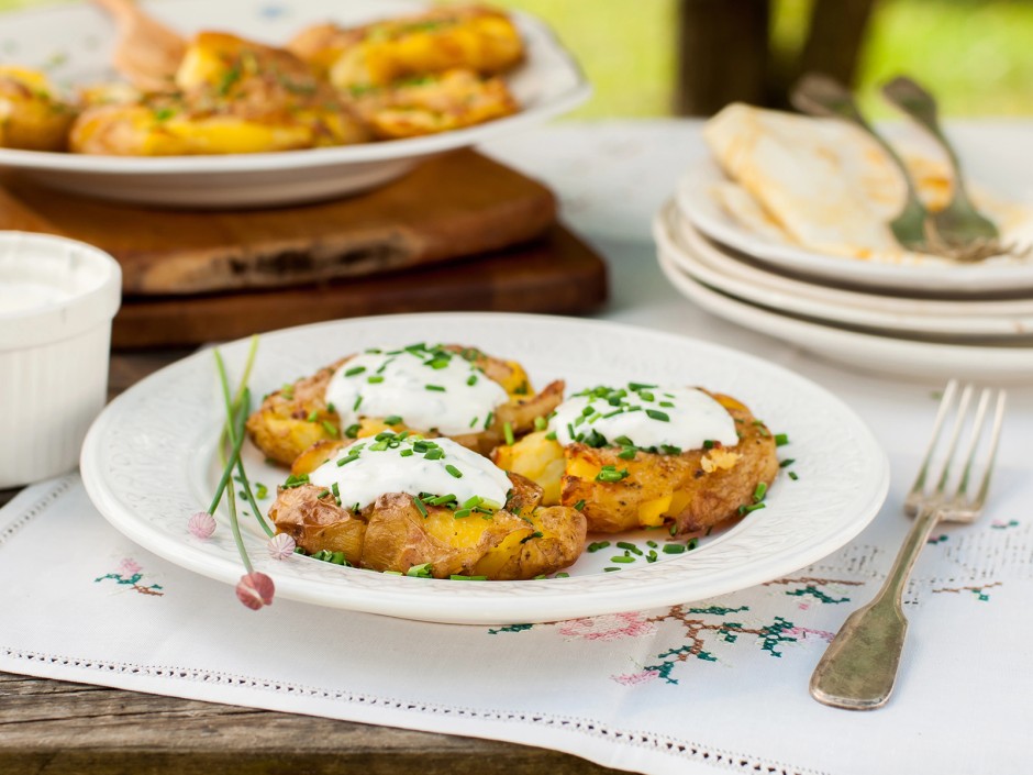 Smashed Potatoes mit Schnittlauch-Topfen-Dip