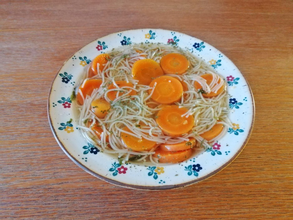 Klare Karottensuppe mit Dinkel-Fadennudeln