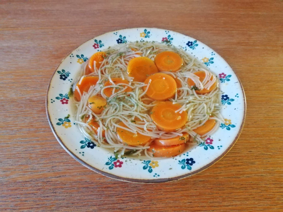 Klare Karottensuppe mit Dinkel-Fadennudeln