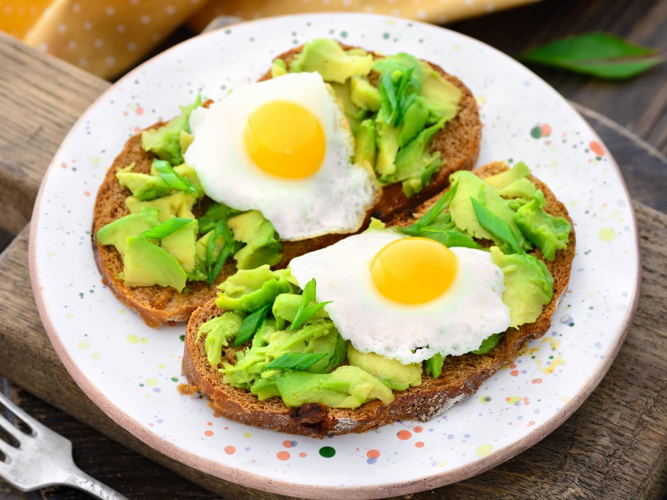Smashed Avocado Brot mit Wachteleiern