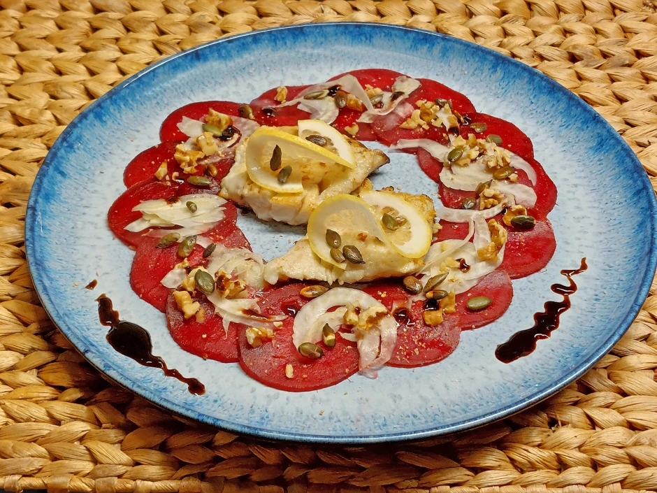 Fischfilet auf Rote-Rüben-Carpaccio