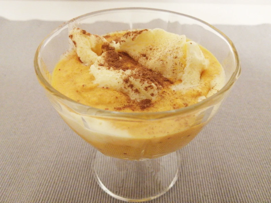 Vanilleeis auf Apfel-Karotten-Püree