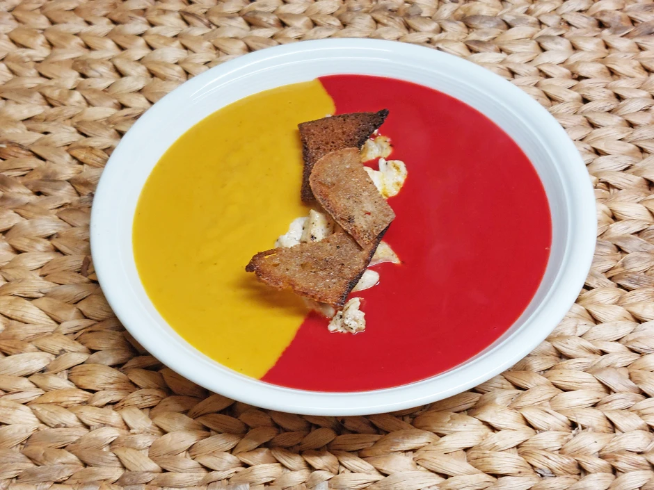 Zweifarbige K&uuml;rbis-Rote-R&uuml;ben-Suppe