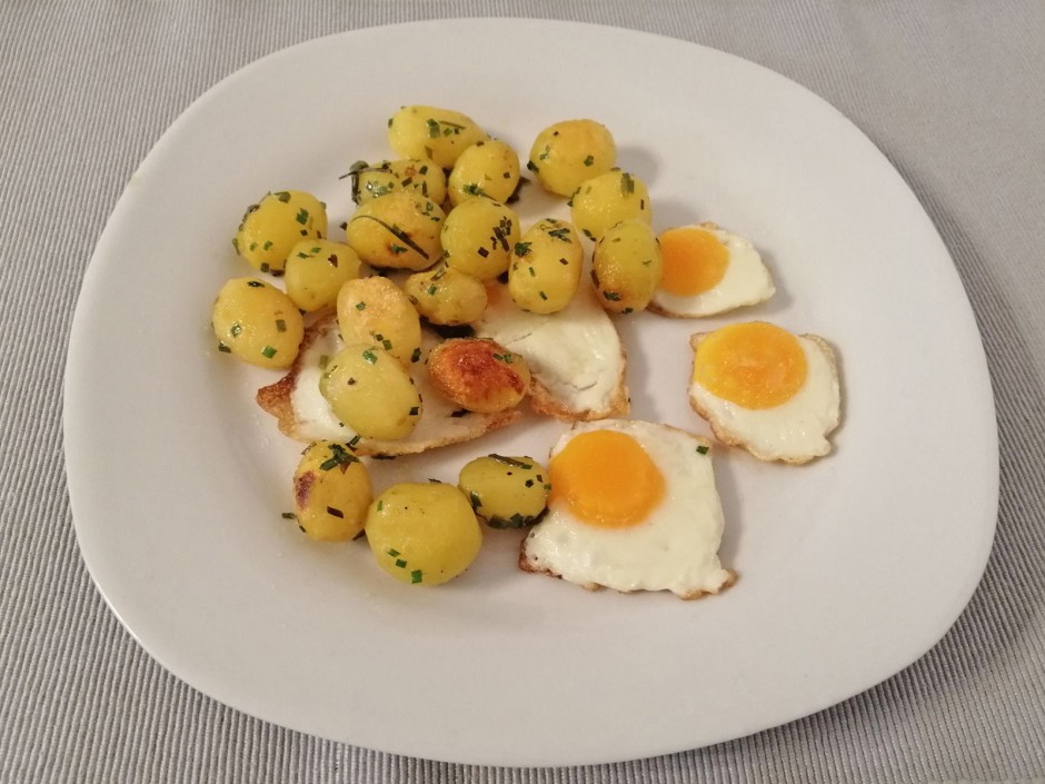 Mini-Erdäpfel auf Mini-Spiegeleier