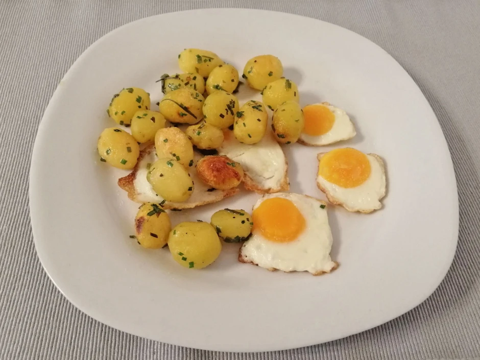 Mini-Erd&auml;pfel auf Mini-Spiegeleier