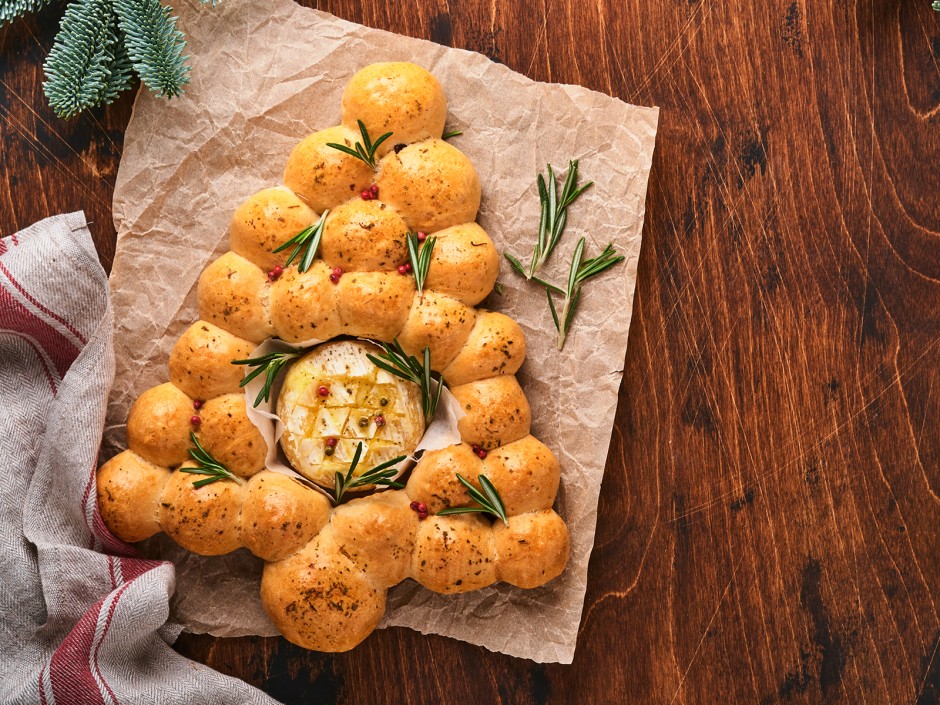 Weihnachtsbaum-Zupfbrot mit gebackenem Camembert