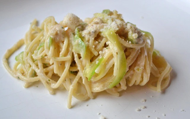 Spaghetti mit Zucchini-Nu&szlig; Sauce