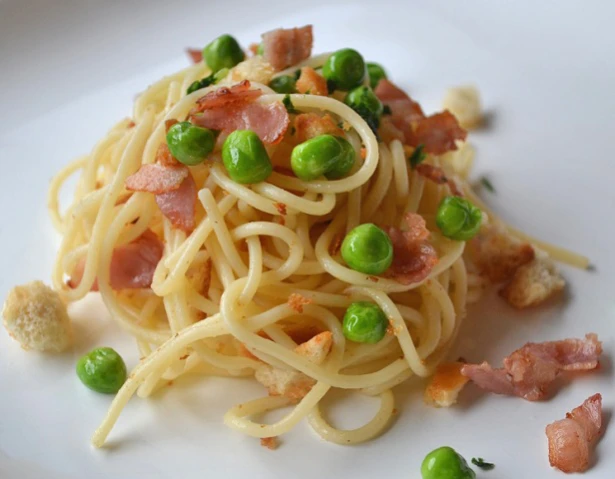 Spaghetti mit Erbsen und Speck
