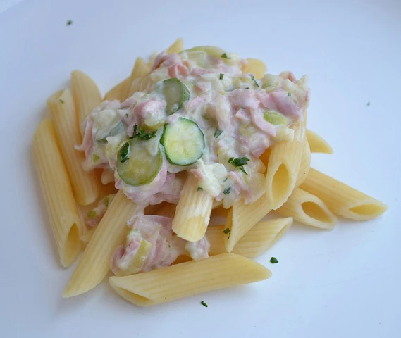 Penne mit Zucchini Schinken Sauce