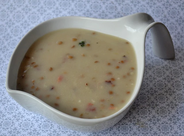 Gebundene Linsensuppe mit Speck