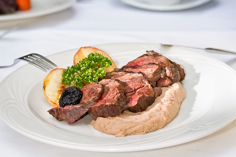 Hirschrückensteak mit Apfel und Maronipüree