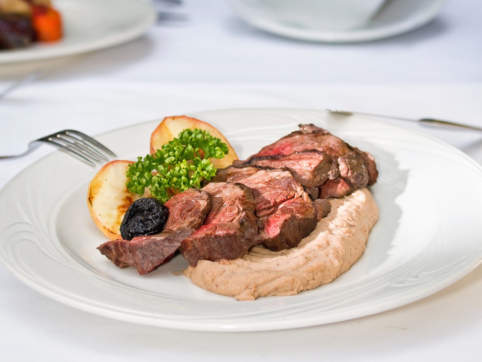 Hirschrückensteak mit Apfel und Maronipüree