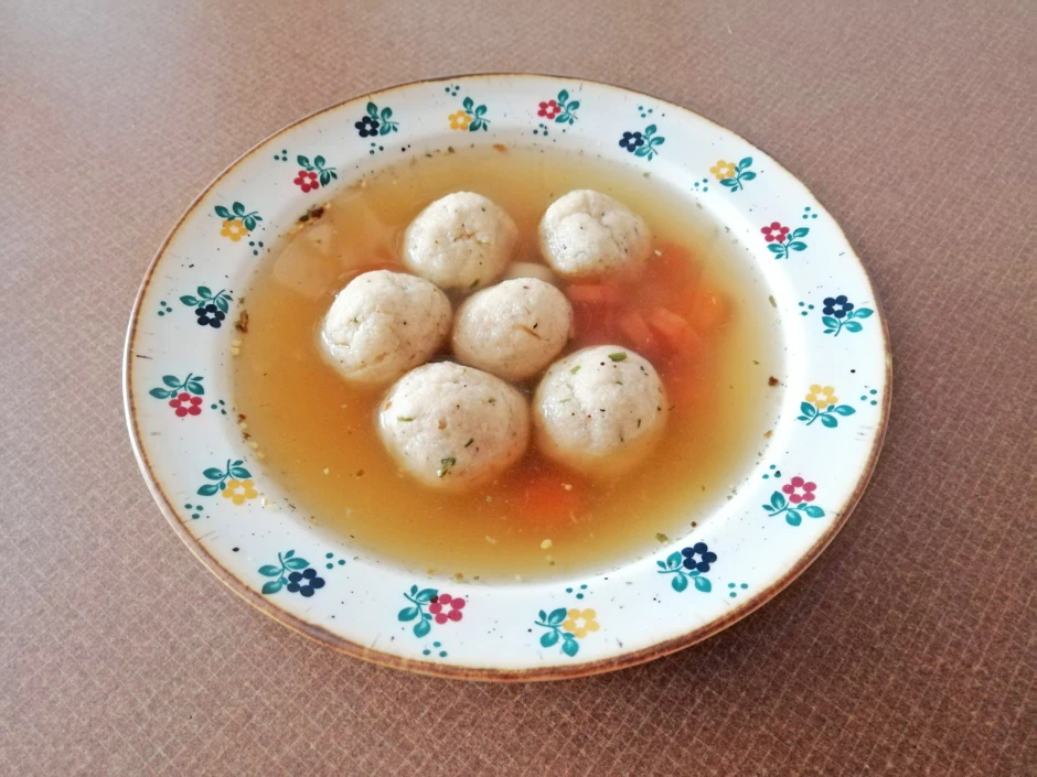 Klare Suppe mit Dinkel-Bröselknödel