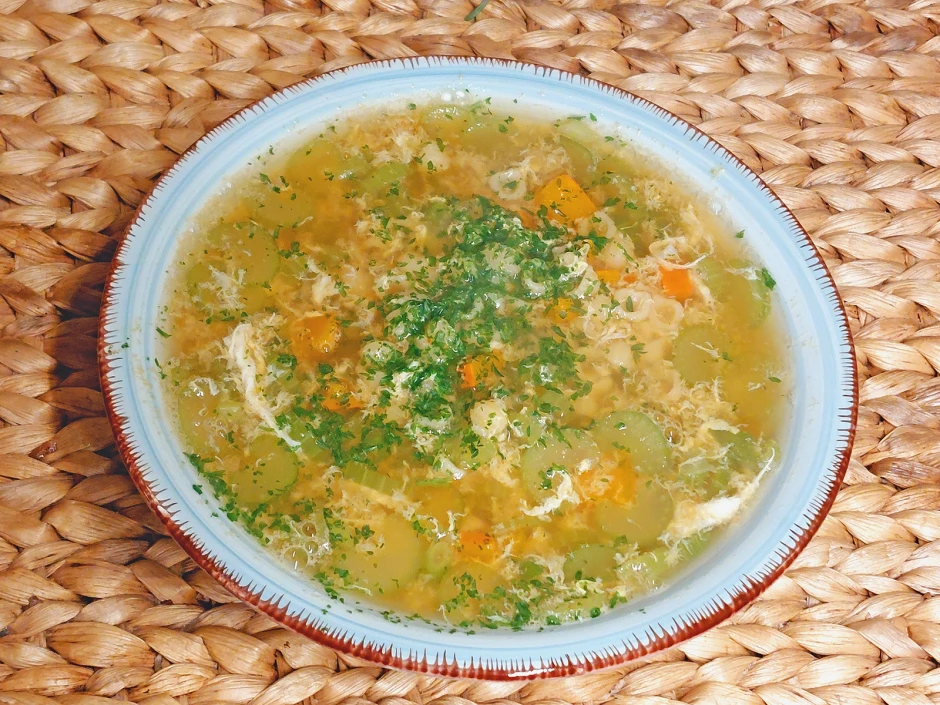 Pikante Nudelsuppe mit Staudensellerie