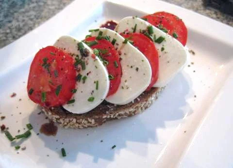 Tomaten-Schafskäse-Brot