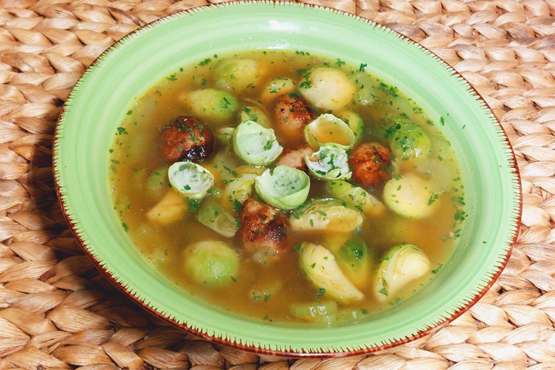 Rosenkohlsuppe mit Fleischbällchen