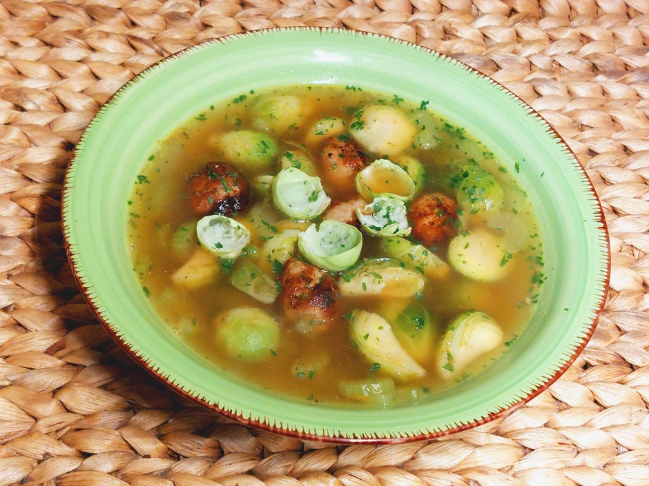 Rosenkohlsuppe mit Fleischbällchen