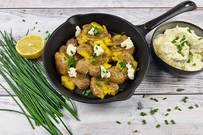 Smashed Potatoes mit Feta-Dip