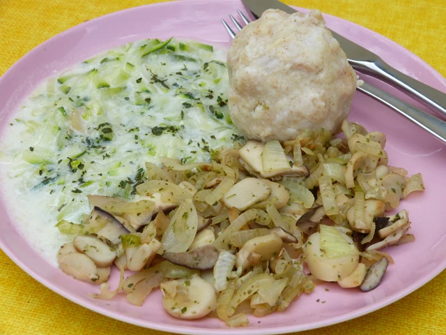 Rahmzucchini mit ger&ouml;steten Pilzen