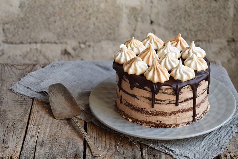 Schoko-Semi-Naked Cake mit Baiser Rosetten