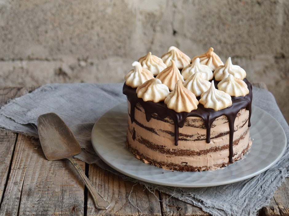 Schoko-Semi-Naked Cake mit Baiser Rosetten
