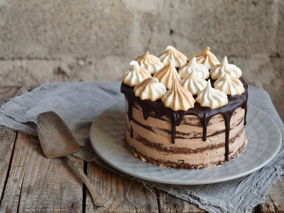 Schoko-Semi-Naked Cake mit Baiser Rosetten