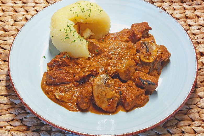 Schweinegulasch mit Pilzen