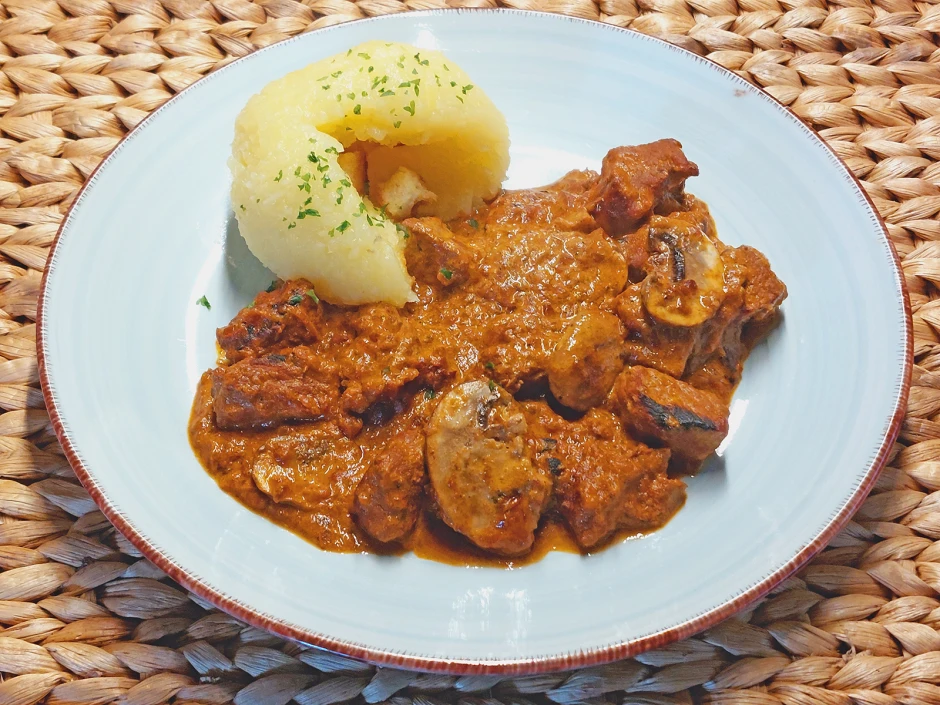 Schweinegulasch mit Pilzen
