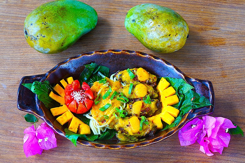 Hühnerflügel mit Nudeln und Mango