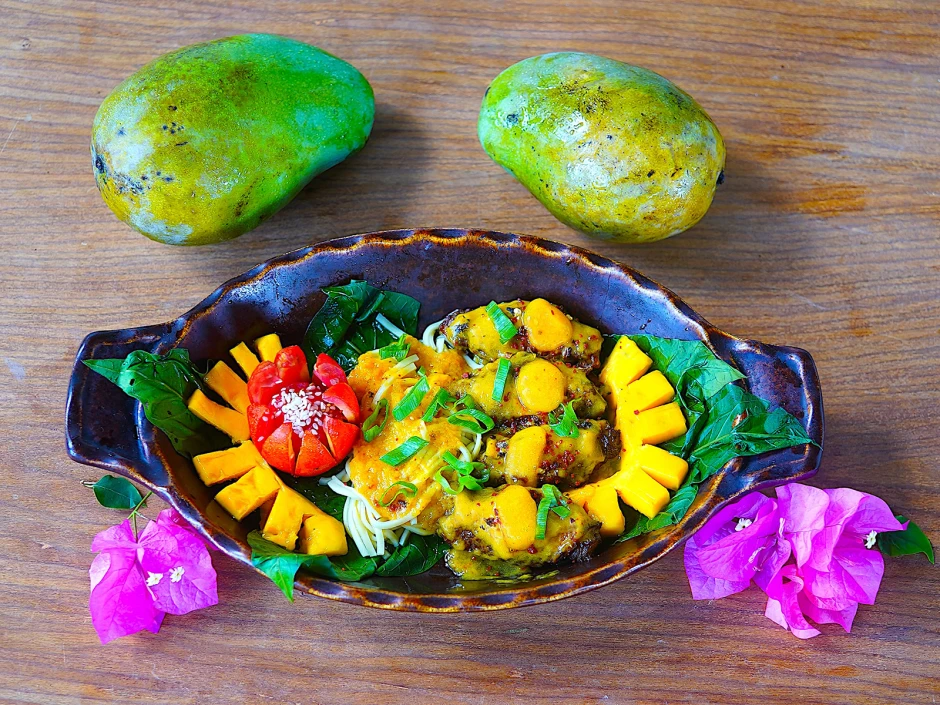 H&uuml;hnerfl&uuml;gel mit Nudeln und Mango