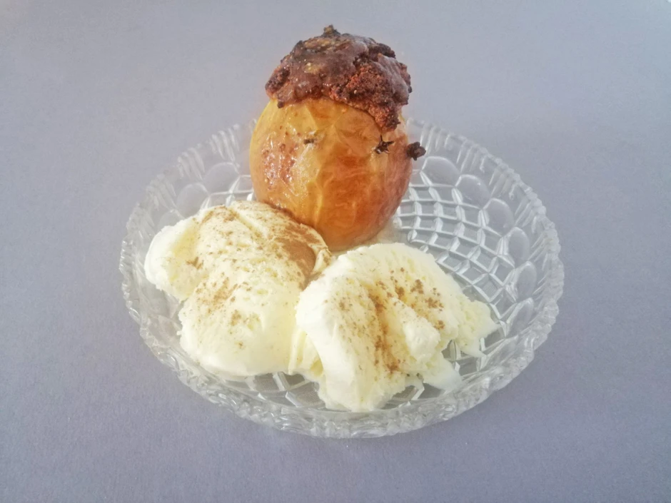 Bratapfel mit Vanilleeis